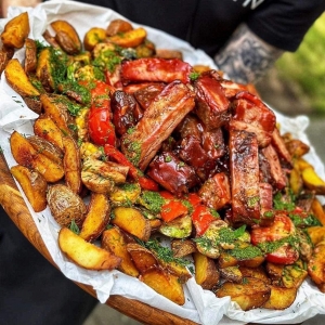 Мясное плато с ребрышками BBQ и картофелем по-деревенски