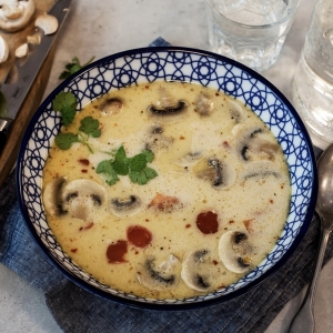 Том Кха с курицей