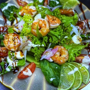 Салат со снежным крабом, тигровой криветкой, черри и лаймом 